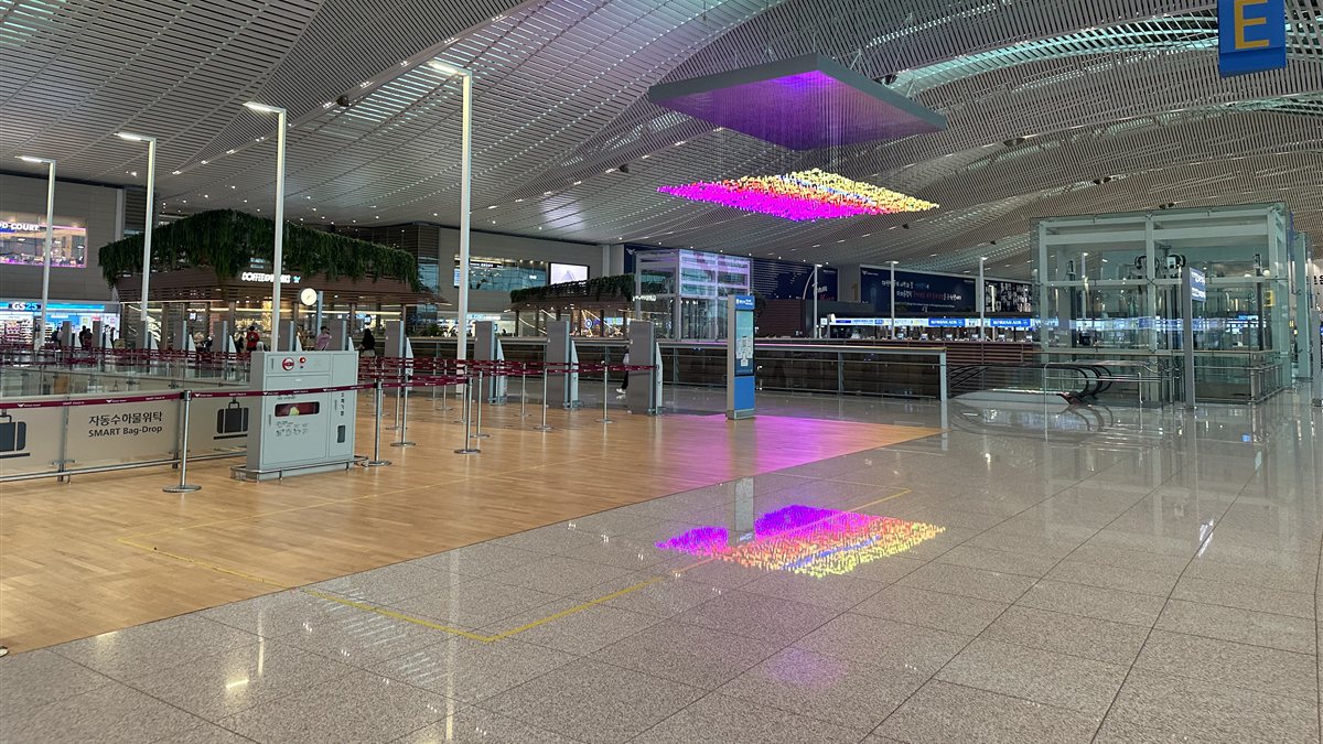 The departure hall of Incheon Airport Terminal 2, with self bag-drop machines and check-in counters