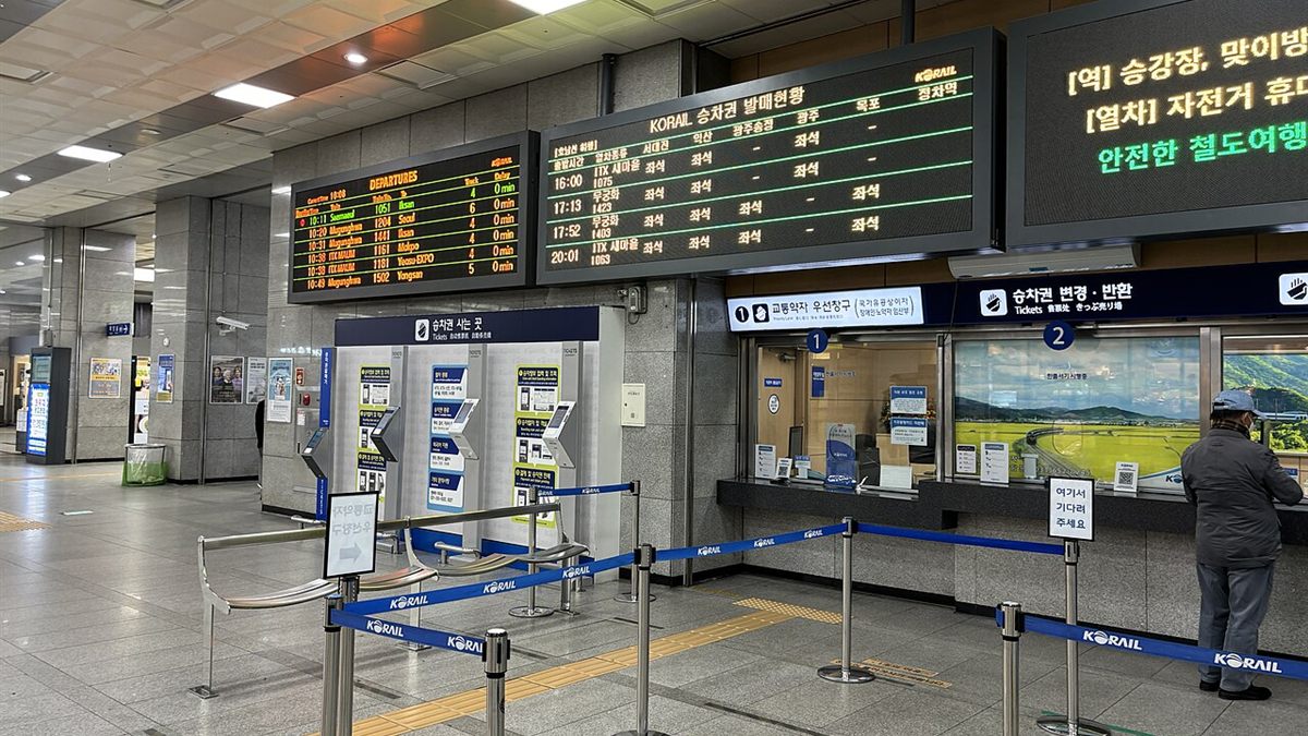 Korail ticket counters, ticket machines and departure boards at Pyeongtaek Station