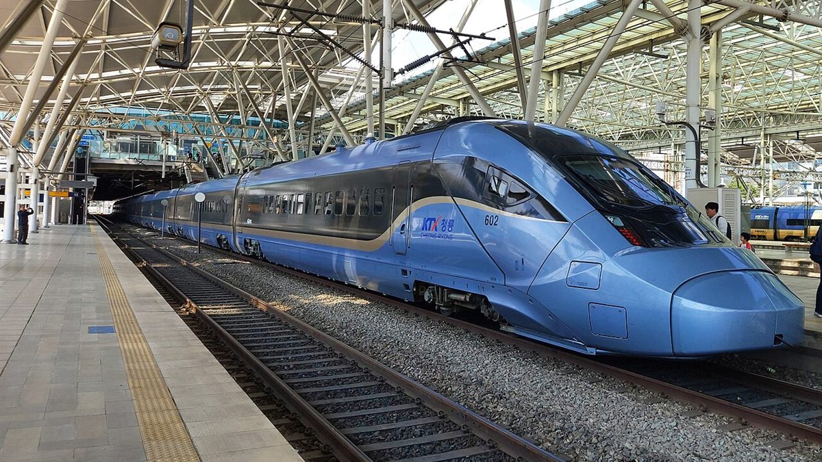 A blue KTX-Cheongryong high-speed train waiting at a platform at Seoul Station